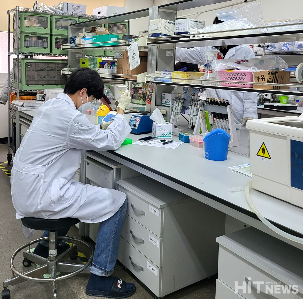 약품분석연구실 연구원이 나프탈렌 대사체 분석을 위해 검액을 조제하고 있다.