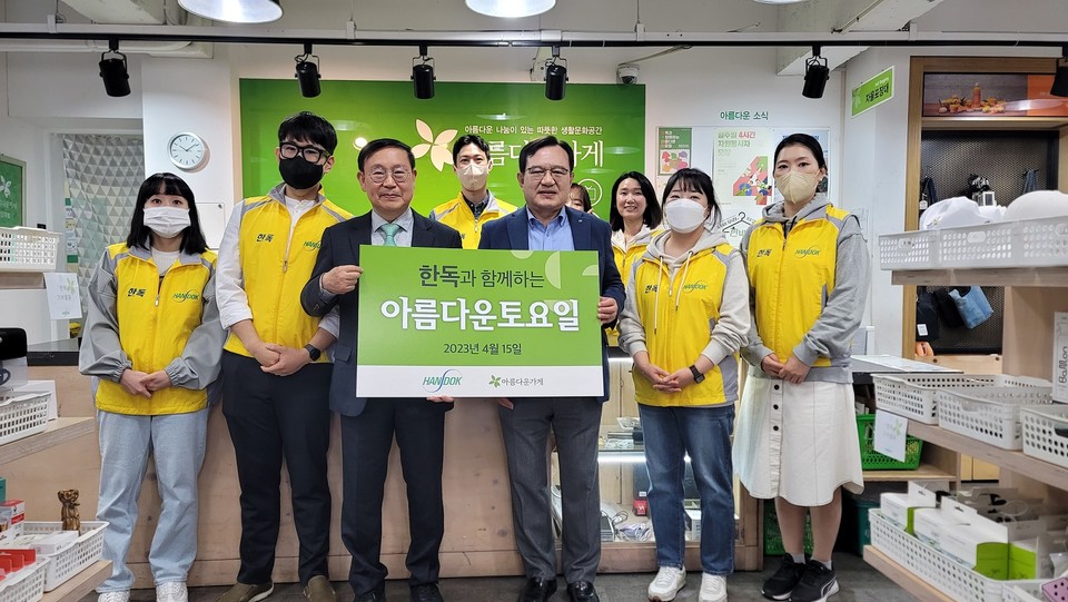 사진 가운데서 오른쪽이 카지노사이트 김영진 회장 / 사진=카지노사이트