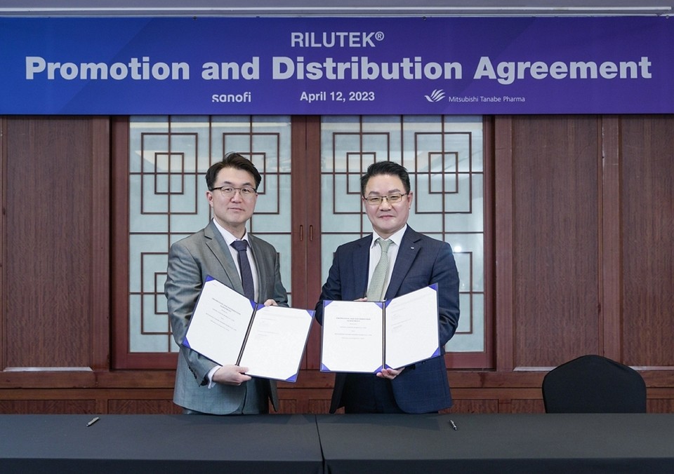 (사진 왼쪽부터 사노피-아벤티스 코리아 파운데이션 사업부 석상규 대표, 미쓰비시다나베코리아 류태환 대표)