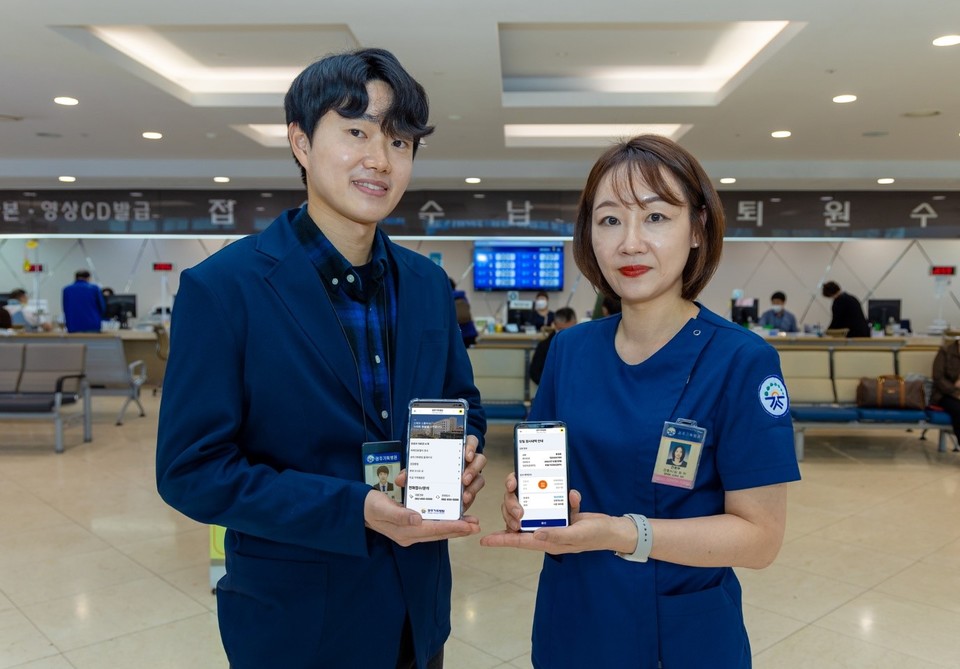 광주기독병원 관계자들이 포씨게이트 '스마트알림톡'을 안내하고 있다. / 사진=포씨게이트