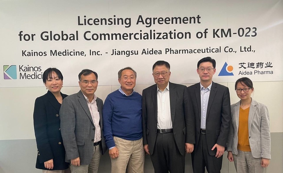 (왼쪽부터) 카이노스메드 고수영 사업개발본부장&이사, 이재문 사장, 이기섭 대표이사&회장, Jiangsu Aidea Heliang Fu 대표이사&회장, Ke Yu CFO, Irene Wang 사업개발 부사장