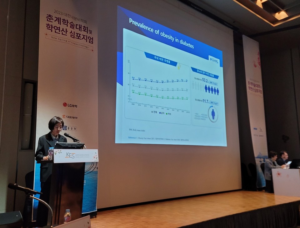 대한내분비학회 춘계학술대회 심포지엄에서 조선의대 내분비대사내과 김진화 교수가 듀비에의 효과와 병용요법에 대한 연구 내용을 발표하고 있다.