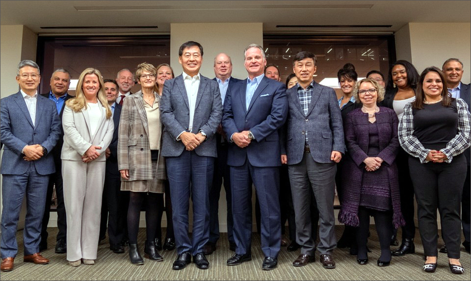 신학철 부회장(앞줄 왼쪽 네번째), 마이클 베일리 아베오 대표(신 부회장 옆), 손지웅 사장(앞줄 맨 왼쪽) 등 양사 임직원들이 만나 기념사진을 촬영하고 있다. 사진제공/LG화학. 2023년 1월19일.