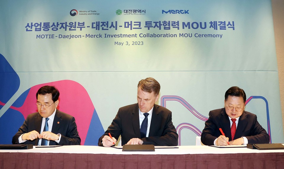 머크 라이프사이언스와 산업통상자원부, 대전광역시가 3일 한국에 아시아 바이오 공정 원부자재 생산 시설을 설립한다는 내용의 투자협력 양해각서를 체결했다.