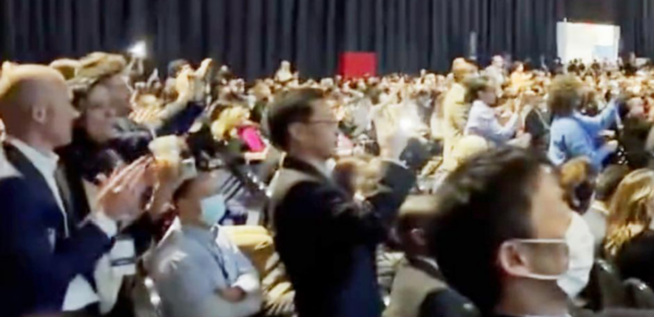 ASCO 2022 Plenary Session 에서 Shanu Modi 박사가 'DESTINY-Breast04'라는 이름의 임상 3상 결과를 발표하고, 꽉메운 청중들은 기립박수로 결과에 화답했다.발표 후 디스커션이 지연될 정도로 기립박수가 이례적으로 지속 되었다. [출처=Memorial Sloan Kettering Cancer Center 트윗영상 캡처]