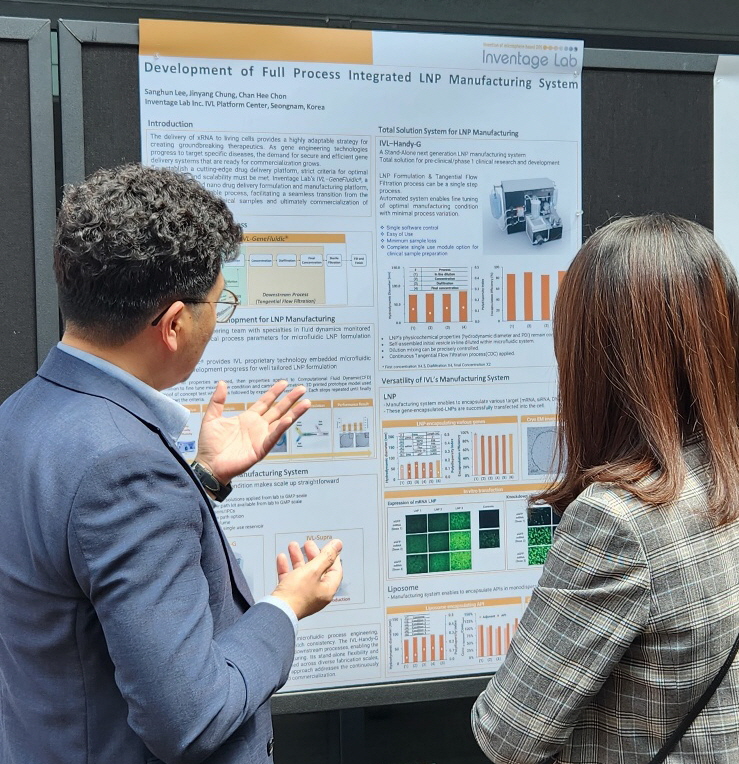 인벤티지랩 관계자(사진 왼쪽)가 유전자치료제 통합공정 LNP 제조시스템에 대해 설명하고 있다. / 사진=인벤티지랩