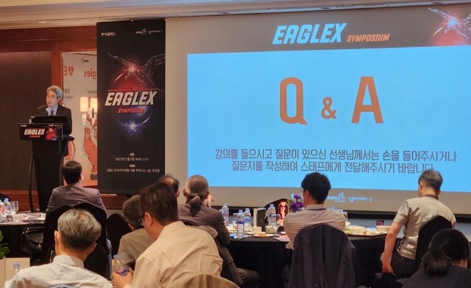 현장에 참석한 의료진 80명과 이글렉스 처방 가이드라인, 심혈관질환을 동반한 제2형 당뇨 환자에서의 효능에 대한 논의를 이어나가는 경희의료원 심장내과 김수중 교수. / 사진=한올바이오파마