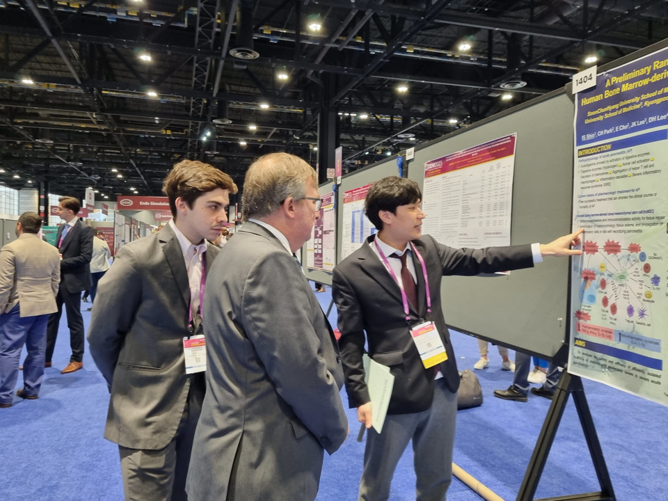 순천향대학교 부천병원 신일상 교수가 학회 관계자들에게 연구 포스터를 설명하고 있다. 