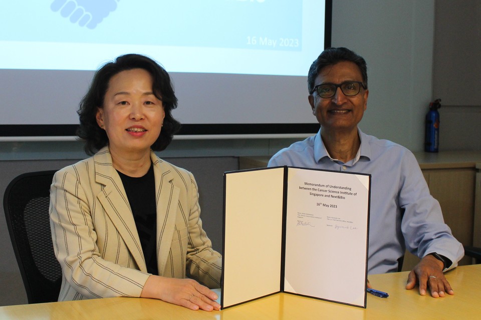 (왼쪽부터) 이현숙 넥스트앤바이오 공동대표와 에쇼크 벤키타라만 CSI 연구소장이 오가노이드 협력 체계 구축을 위한 업무협약(MOU)을 체결한 뒤 기념사진을 촬영하고 있다. / 사진=넥스트앤바이오