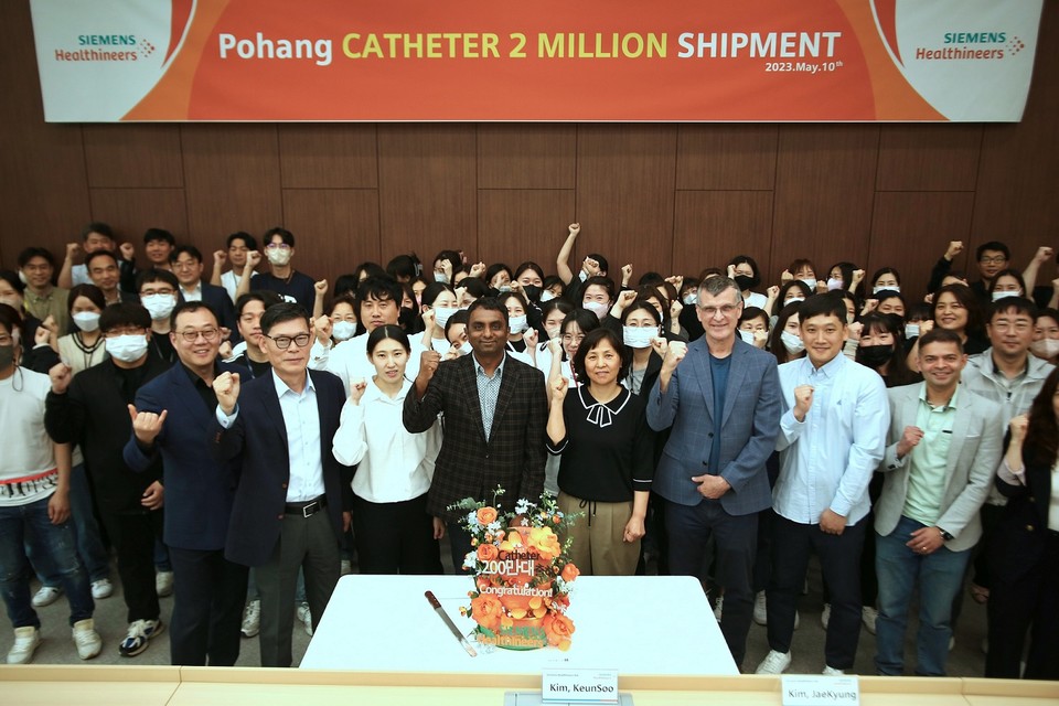 지멘스 헬시니어스 심장 내 초음파 카테터 누적 생산 판매 200만대 기록 기념식 현장(앞줄 왼쪽 네 번째 아자이 가너코트 초음파사업본부 총괄 본부장 및 임직원들). / 사진=지멘스 헬시니어스