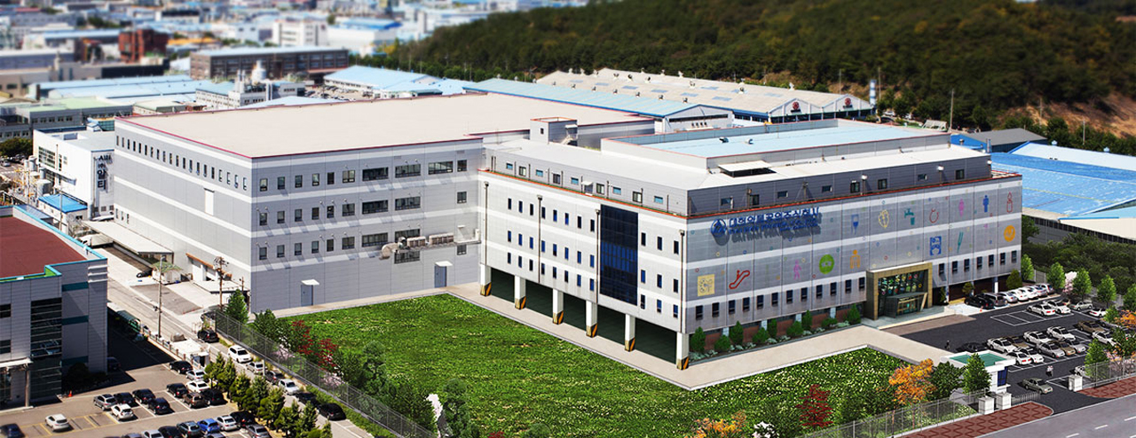 1945년 서울 명동에서 출범한 대한약품공업주식회사는 군산과 방화동을 거쳐 1982년 경기도 안산시 단원구 산단로 77에 공장을 마련했다. 안산공장은 2005년 창립 60주년을 맞아 새롭게 준공하고 2013년에는 연면적 4만4389.425㎡ 규모로 증·개축하면서 미래 도약의 발판을 구축하고 최첨단 수액주사제 라인 시설을 기반으로 여러분의 건강을 위한 보다 나은 제품을 만들기 위해 최선을 다하고 있다. 여기에 2018년에는 추가로 대지면적 1만6567.3 ㎡ 건물 3만1463.184 ㎡의 예비 부지를 확보하면서 백년대계(大計)를 위한 그 여정을 계속하고 있다. 사진/ 대한약품 홈페이지 캡처