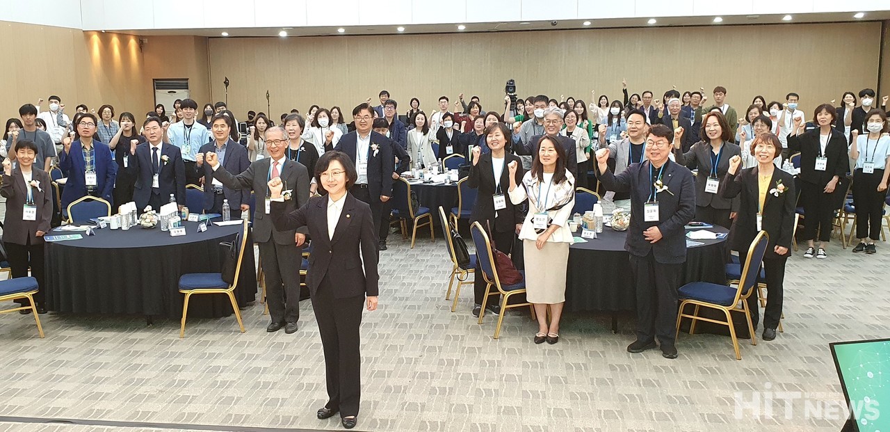 오유경 식약처장이 100명의 국민대표단과 기념사진을 찍고 있다. / 사진=황재선 기자