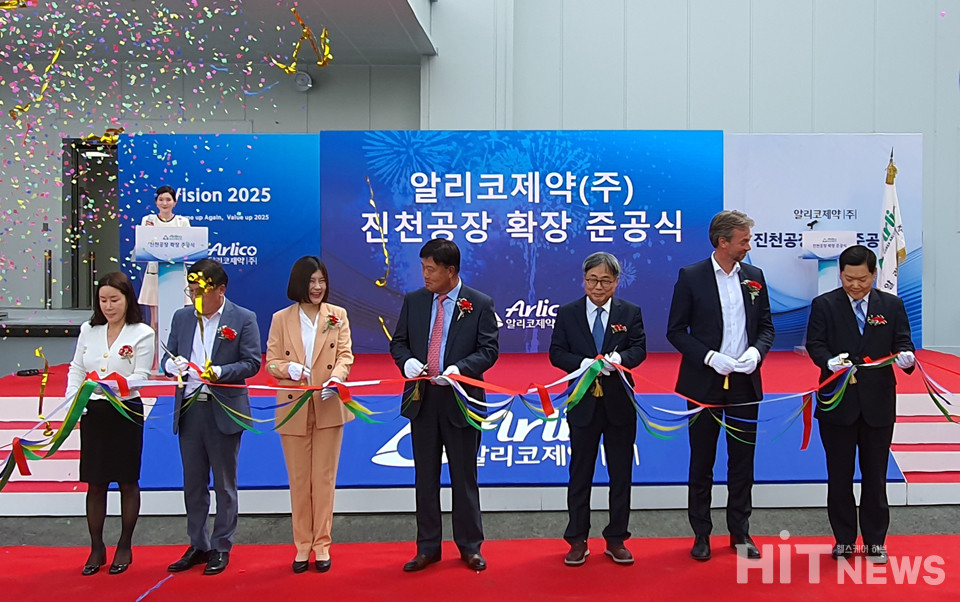 이항구 대표(왼쪽부터 4번째), 박홍진 전무(다섯번째), 이지혜 총괄운영책임자(COO).