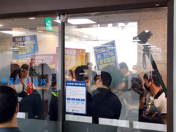 비대면진료 시범사업이 제9차 건강보험정책심의위원회 안건으로 상정된 가운데, 보건의료단체가 비대면진료 시범사업 저지를 위한 단체행동에 나섰다.