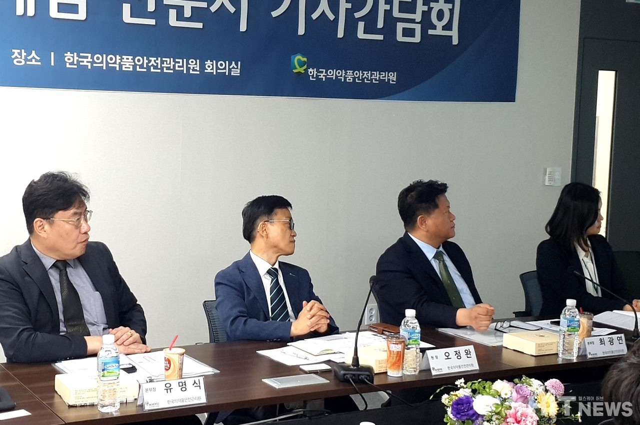 (사진 왼쪽부터) 유명식 안전원 본부장, 오정완 안전원장, 최광민 본부장, 김혜옥 본부장 / 사진=황재선 기자 