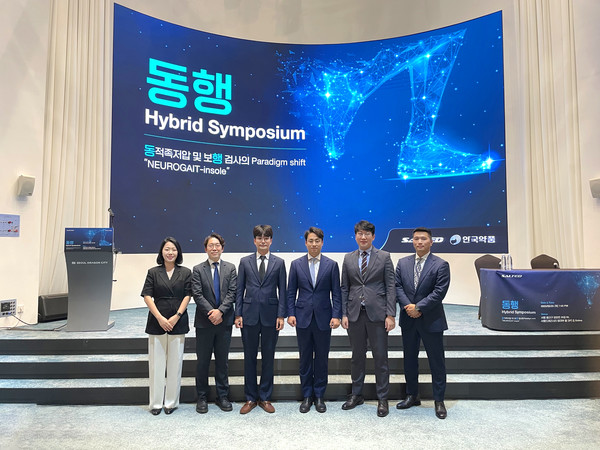 (사진 왼쪽부터) 안국약품 전수현 팀장, 박세진 팀장, 채희성 본부장, 솔티드 조형진 대표, 강경훈 이사, 권오철 이사