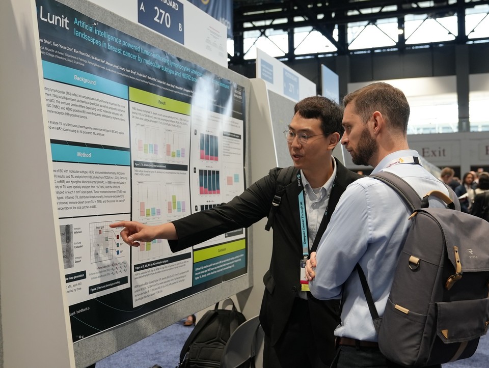 루닛 관계자가 지난 2일부터 6일까지 미국 시카고에서 열린 ASCO에서 자사 연구 포스터를 소개하고 있다. / 사진=루닛