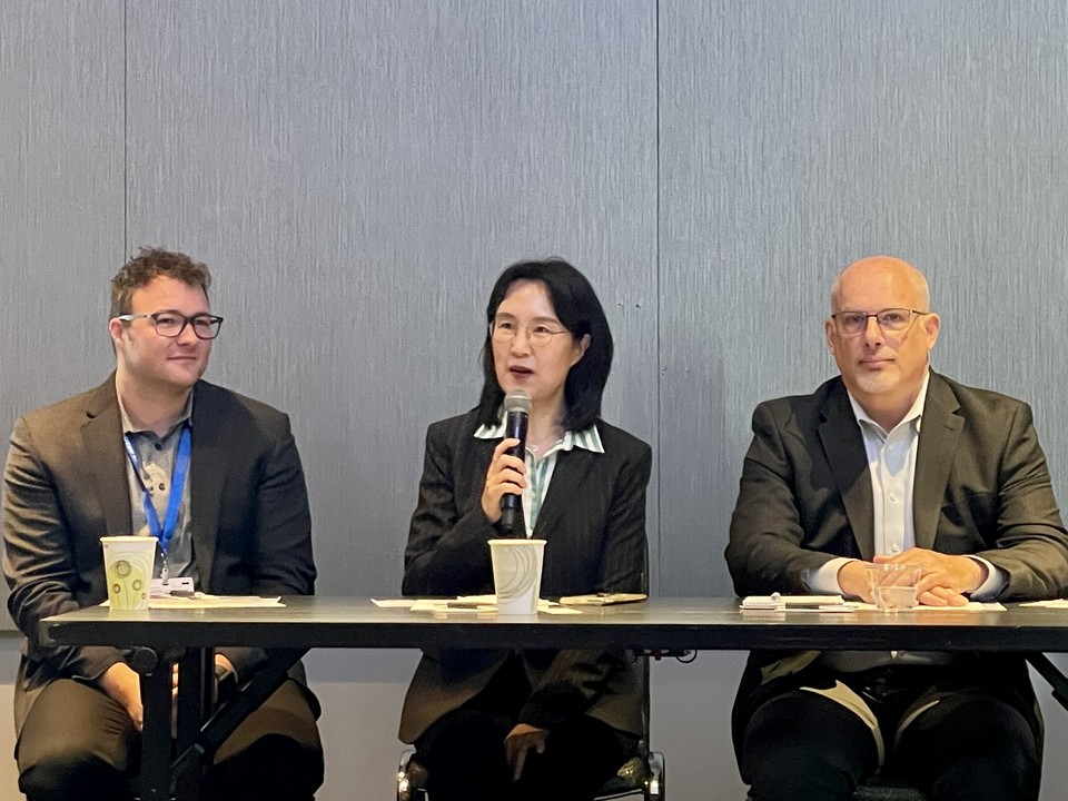 (왼쪽부터) 마티카바이오 마이클 팰츠(Michael Paeltz) 품질관리책임자, 송윤정 대표, 앤드류 어래지(Andrew Arrage) 최고사업책임자 / 사진=바이오 USA 기자단