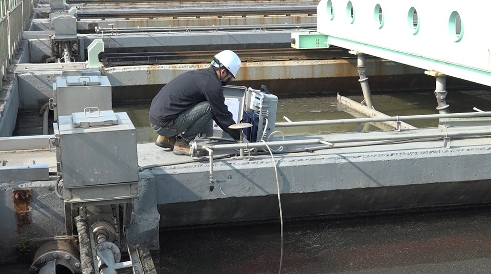 하수처리장 내 하수 채집 과정 / 사진=식품의약품안전처 제공 영상 일부 발췌