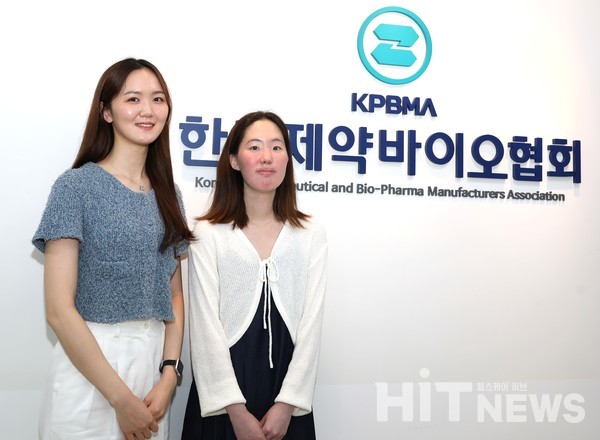 팜블리 5기 영상기자 추예은 기자(중앙대학교 약학대학, 왼쪽), 김수완 기자(명지대학교 생명과학정보학과)