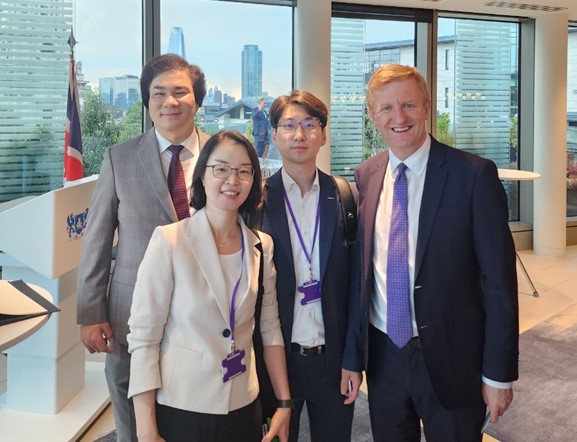 (왼쪽부터) 한국벤처투자 유웅환 대표, 레모넥스 민달희 CTO, 원철희 대표, 영국 올리버 다우든 부총리