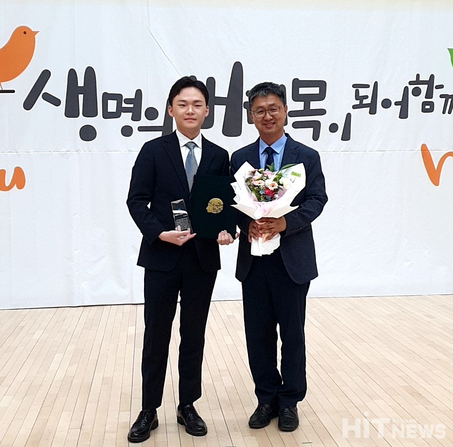 올해 김향숙 자원봉사상을 수상한 장연호 씨(왼쪽)와 안기종 대표가 기념사진을 찍고 있다. / 사진 = 황재선 기자