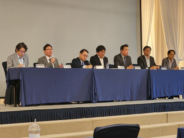 (왼쪽부터) 한림대 지역혁신선도연구센터 정인철 센터장(좌장), 카카오헬스케어 김준환 이사, 메드트로닉 이상수 전무, HnL 법률사무소 박성민 변호사, 식약처 디지털헬스규제지원과 이충근 주무관, 한국보건산업진흥원 화장품·의료기기지원단 황성은 단장, 한국디지털헬스산업협회 배민철 사무국장 / 사진=김홍진 기자