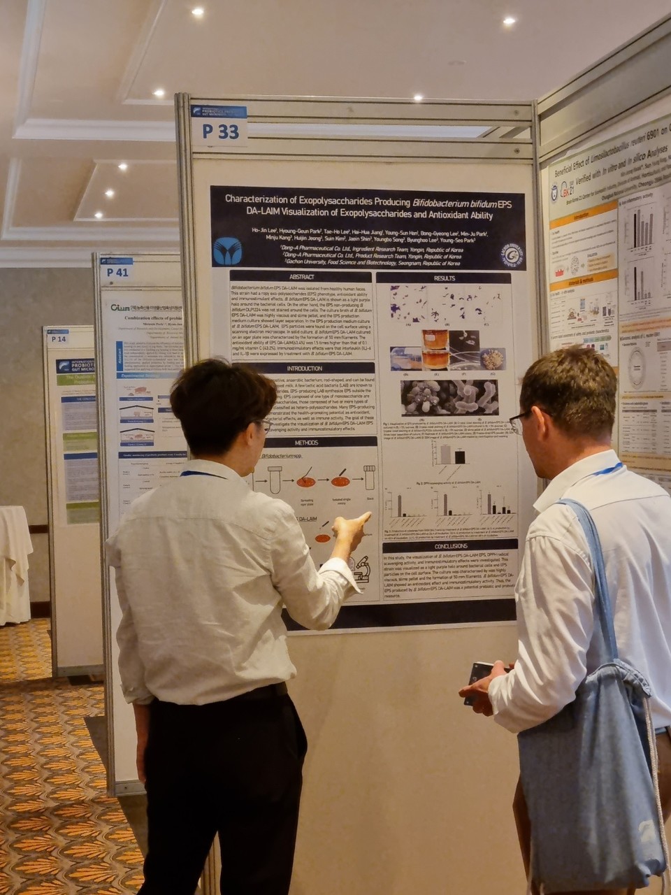 슬로바키아에서 20일부터 22일까지 열린 '2023 IPC 국제학회'에서 '동아제약 EPS 특허 유산균 2종의 연구 결과' 포스터 세션을 학회 참가자들이 살펴보고 있다. / 사진=동아제약