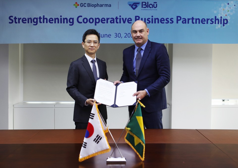 허은철(왼쪽) GC녹십자 대표가 공급 계약을 체결한 뒤 기념 촬영을 하고 있다. / 사진=GC녹십자