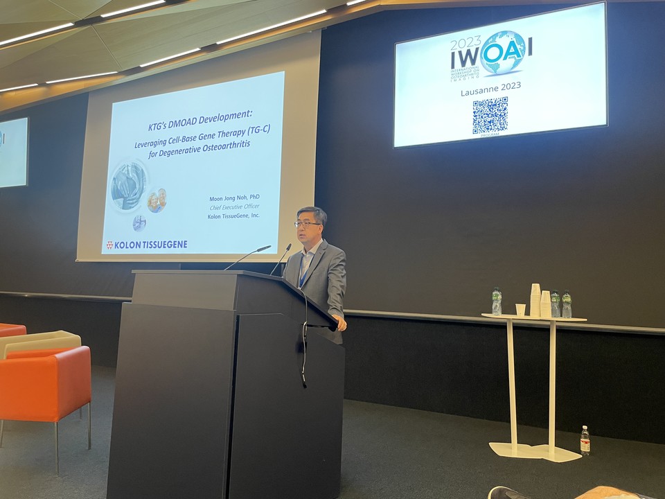 코오롱티슈진이 지난달 28일(현지 시각)부터 나흘간 스위스 로잔에서 열린 글로벌 골관절염 관련 학회인 'IWOAI(International Workshop on Osteoarthritis Imaging)'에 참가해 무릎 골관절염 세포유전자치료제 후보물질인 'TG-C'의 대규모 임상 연구 진행 상황을 발표했다. / 사진=코오롱티슈진