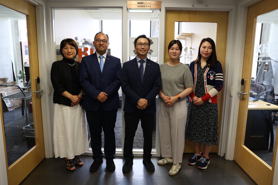 (왼쪽부터) 김은숙(현지 직원), 이정국(현지 직원), 박순만 미국지사장, 권민지(주재원), 김진아(현지 직원). / 사진=한국보건산업진흥원 미국지사