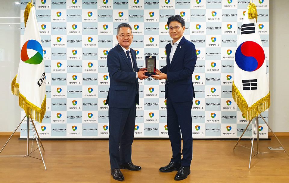 대화제약 노병대 회장(왼쪽)이 대한적십자사 서울남부혈액원 이재용 원장으로 부터 표창을 수여받고 있다.