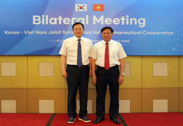 강석연 식품의약품안전처 의약품안전국장(왼쪽)과 베트남 보건부 도 쑤언 뚜옌 차관.