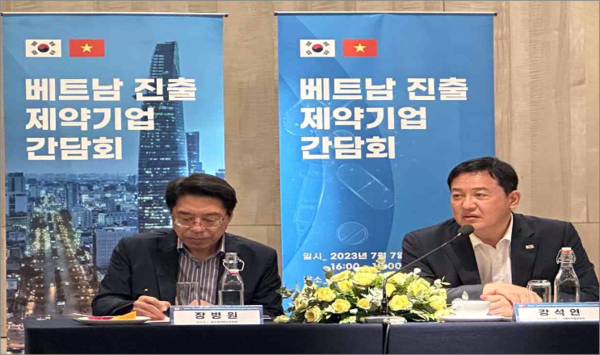 식약처 대표단은 7일 베트남 진출(예정) 기업들과 호치민서 간담을 가졌다. 사진은 장병원 한국제약바이오협회 부회장(왼쪽)과 강석연 식약처 의약품안전국장.