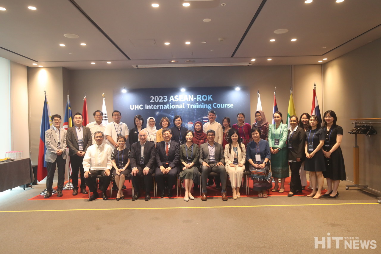 한국보건복지인재원과 보건복지부가 지난 10일부터 18일까지 실시한 '2023 한-아세안 보편적 건강 보장 국제 정책연수(ASEAN-ROK UHC Int’l Training Course)'가 성공적으로 마무리됐다. / 사진=한국보건복지인재원