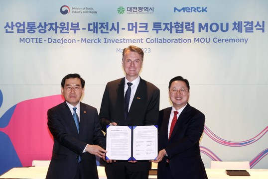 (사진 왼쪽부터) 이창양 산업통상자원부 장관, 마티아스 하인젤 머크 라이프사이언스 대표, 이장우 카지노 게임 종류광역시장이 투자협력에 관한 양해각서(MOU)를 체결한 뒤 기념촬영을 하고 있다. / 사진=머크 라이프사이언스