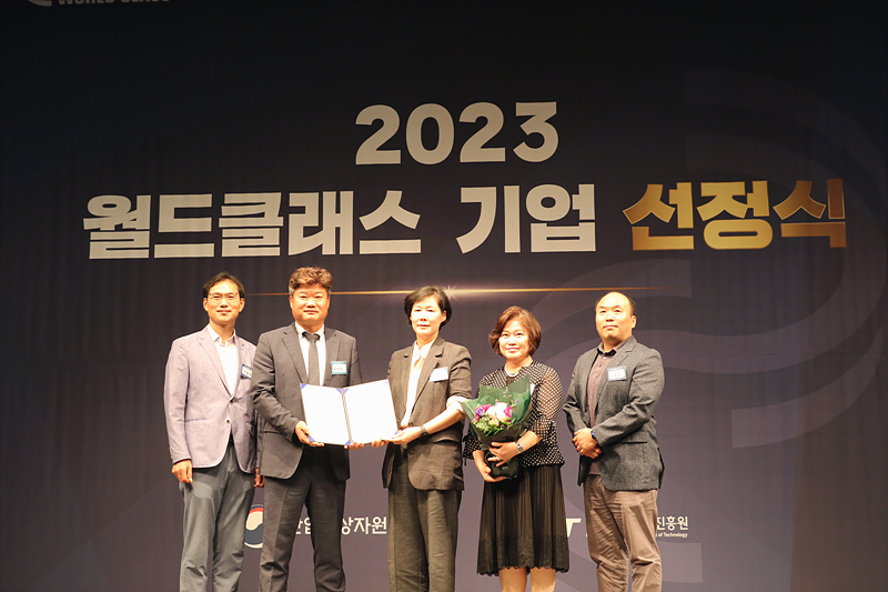 (사진 왼쪽 두번째부터) 팜젠사이언스 박희덕 대표, 신약R&D본부 여말희 본부장, 김혜연 대표 / 사진=팜젠사이언스