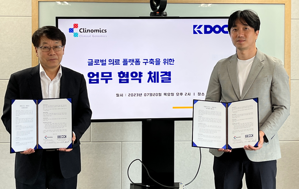 정종태(왼쪽) 클리노믹스 대표와 조승국 케이닥 대표가 업무협약을 체결한 뒤 기념 촬영을 하고 있다. / 사진=클리노믹스