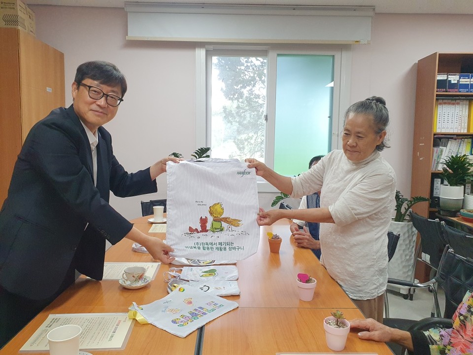 윤주연(왼쪽) 안전한 바카라 사이트 생산공장 전무가 홍복양로원을 찾아 업사이클링 제품을 기부하고 있다. / 사진=안전한 바카라 사이트
