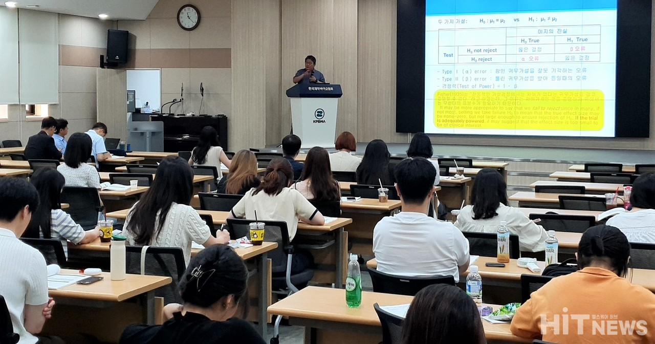안형진 고려대학교 의과대학 의학통계학교실 교수가 27일 진행된 한국의약연구소 세미나에서 임상시험 통계를 주제로 교육을 진행하고 있다. / 사진=황재선 기자