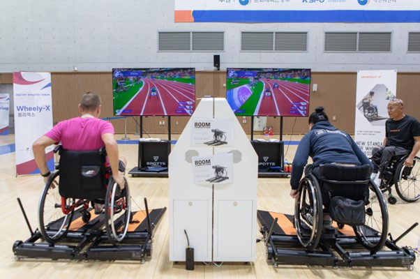 캥스터즈의 휠체어 트레드 밀인 '휠리엑스'는 다양한 콘텐츠와 게임을 함께 제공한다. / 사진=캥스터즈