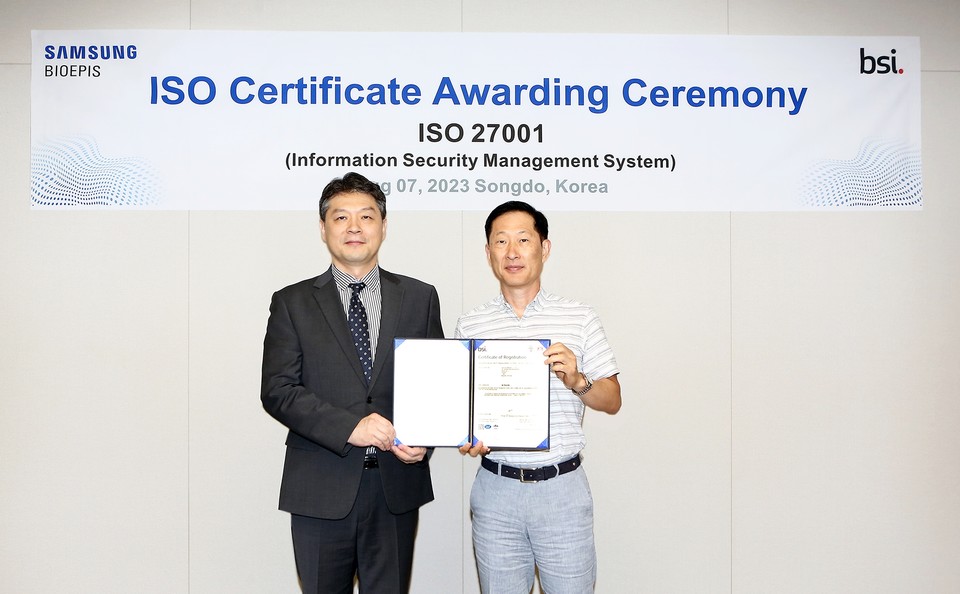 고한승(오른쪽) 삼성바이오에피스 사장이 임성환 BSI코리아 대표와 7일 삼성바이오에피스 송도 사옥에서 열린 ISO 27001 인증서 수여식에 참석해 기념 사진을 촬영하고 있다. / 사진=삼성바이오에피스