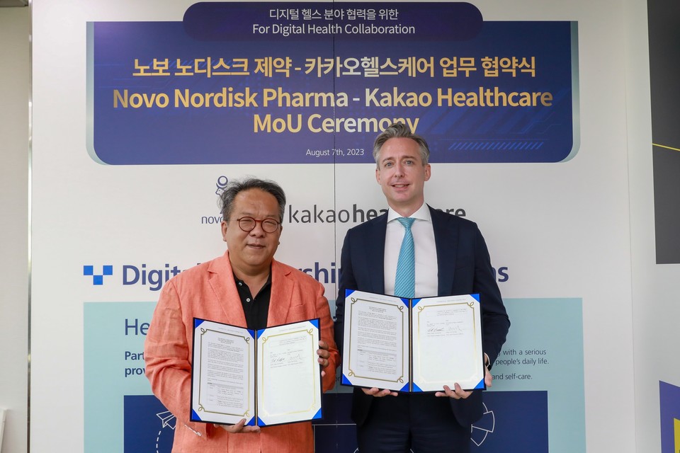 Hwang Hee (left), CEO of Kakao HealthCare, and Sasha Semienchuk, General Manager of Novo Nordisk Pharmaceuticals, are pos슬롯사이트 볼트 추천g for a commemorative photo after sign슬롯사이트 볼트 추천g the MOU between the two companies. (Photo by Novo Nordisk Pharmaceuticals)