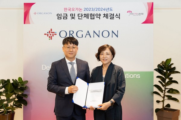 Jung-Hwan Moon, Chairman of Organon Korea Labor Union, and So-Eun Kim, CEO of Organon Korea, pose for a commemorative photo after signing wage and collective bargaining agreements.