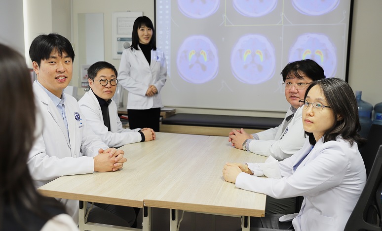 (사진 오른쪽부터 반시계 방향으로) 분당차병원 파킨슨센터 신경과 김현숙·김원찬·허영은 교수와신경외과 김주평 교수, 재활의학과 김종문 교수가 환자에게 치료 계획을 설명하고 있다. / 사진=분당차병원