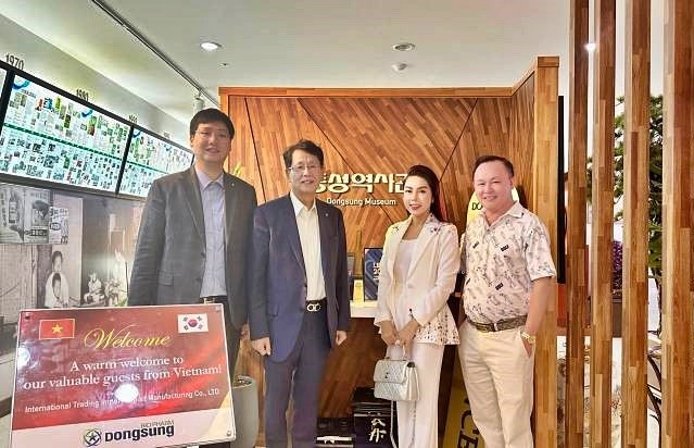 (사진 왼쪽부터) 나원균 동성제약 국제전략실장, 이양구 동성제약 대표, 베트남 IE컴퍼니 공동 대표 / 사진=동성제약