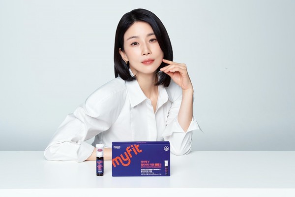 마이핏 모델인 배우 이보영이 마이핏V 멀티비타민 이뮨128 제품을 소개하고 있다. / 사진=동국제약