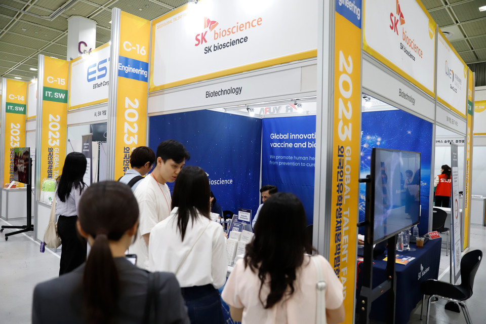 21일 서울 강남 코엑스에서 열린 외국인 유학생 채용 박람회 '2023 GLOBAL TALENT FAIR' SK바이오사이언스 부스에서 참가자들이 설명을 듣고 있다. / 사진=SK바이오사이언스
