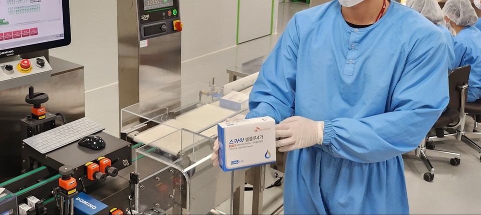 시설 관계자가 생산 완료된 스카이셀플루 카톤을 들어 보이고 있다. / 사진=박성수 기자