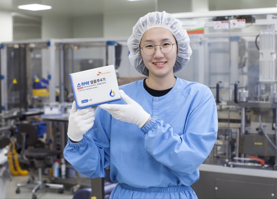 SK바이오사이언스 안동 L하우스 직원이 '스카이셀플루' 카톤을 들어 보이며 웃고 있다. / 사진=SK바이오사이언스